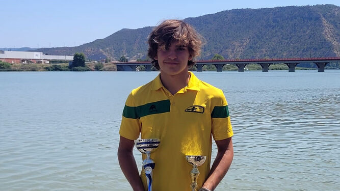 El joven onubense muestra sus dos trofeos a orillas del Cinca (Huesca)