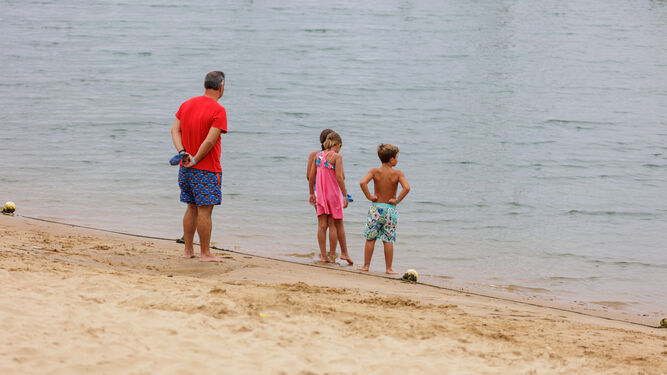 Una familia disfruta de una jornada de playa en Huelva