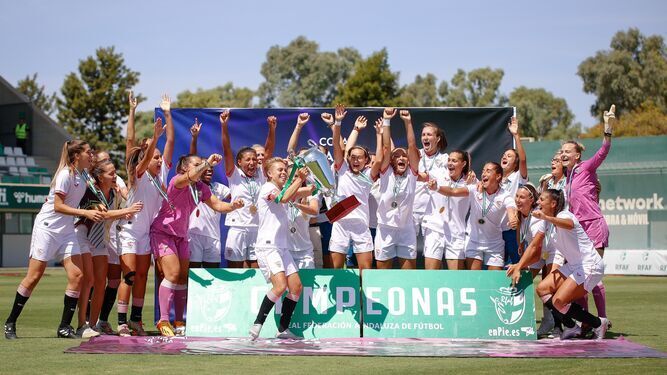 Las jugadoras sevillistas celebran el título de campeonas de la Copa de Andalucía.