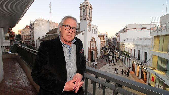 Miguel Ángel Velasco posando tras una entrevista en Huelva Información.