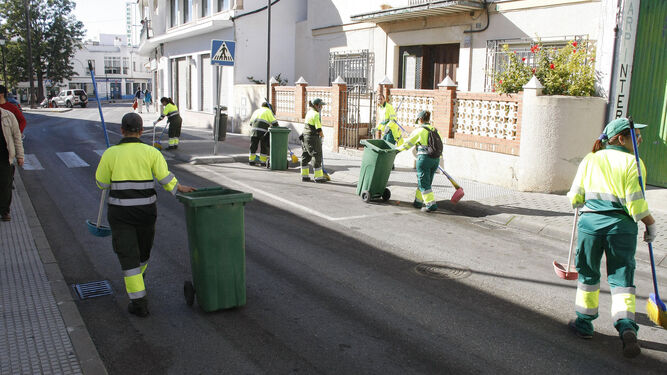 Operarios del servicio de limpieza trabajando en las calles de El Puerto.