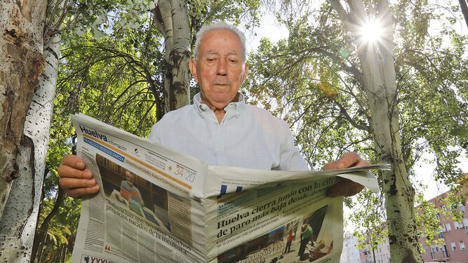 El onubense Juan Romero posa leyendo el periódico Huelva Información