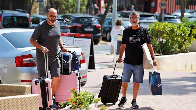 Viajeros llegando a un hotel en Islantilla.