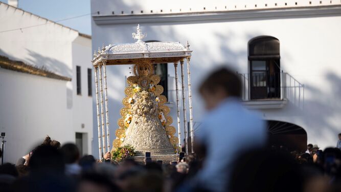 Salida procesional de la Virgen del Rocío en la aldea el lunes de la Romería.