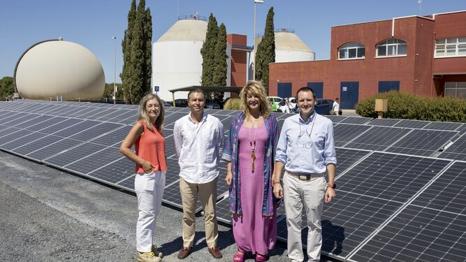 Pilar Miranda visita las placas fotovoltaicas de Aguas de Huelva.