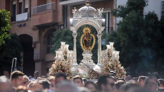 La Virgen de la Cinta en el centro de Huelva durante la bajada de este año.