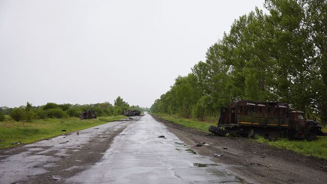 Vehículos militares rusos destruidos en Jarkov.