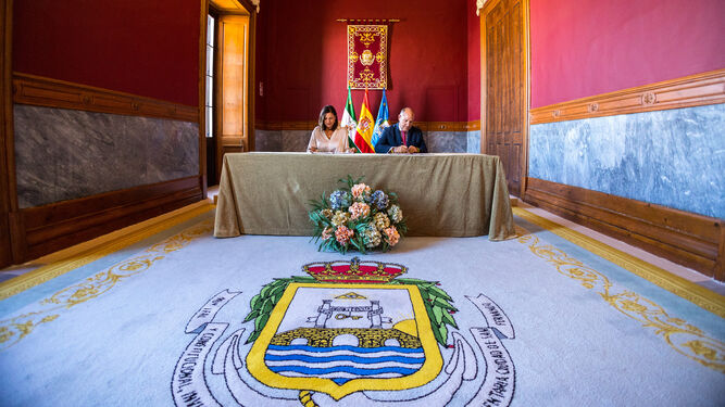 Firma del convenio para la subvención de la Magna Mariana entre el Ayuntamiento y el Consejo de Hermandades.