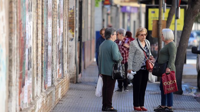 Tres mujeres se encuentran en el barrio de Los Dolores de Huelva e inician una conversación.