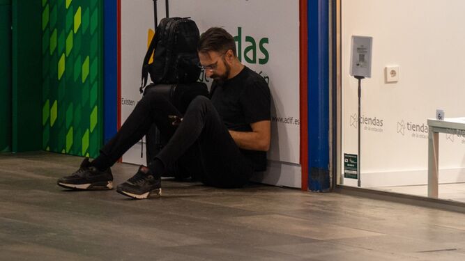 Un viajero afectado por el retraso de los trenes.