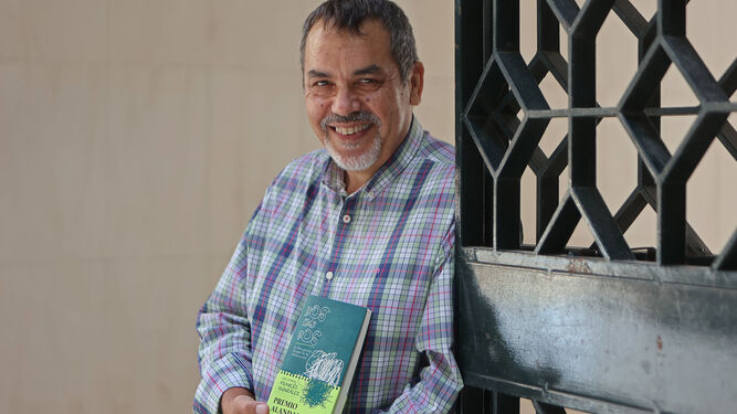 José Antonio Francés con su libro de narrativa juvenil premiado.
