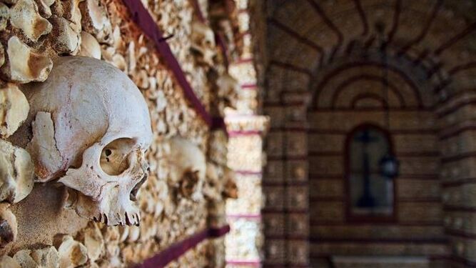 La macabra capilla cubierta de huesos humanos a un paso de Huelva
