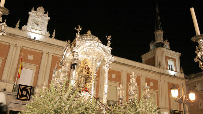 La Virgen Chiquita d ela Cinta a las puertas del Ayuntamiento de Huelva en el Cincuenteario de Alcaldesa de la ciudad, en 2006.