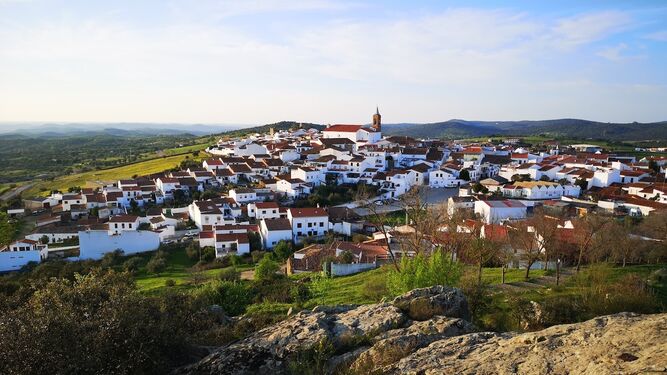 ¿Cuál es el pueblo escondido de Huelva que está más lejos de la capital?
