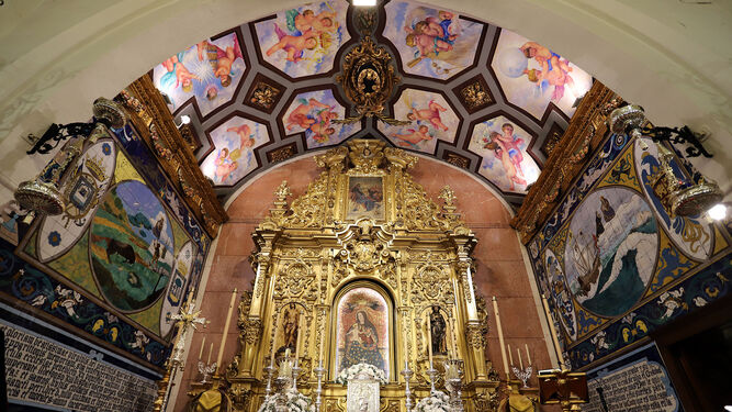 Altar mayor de la ermita de la Virgen de la Cinta.