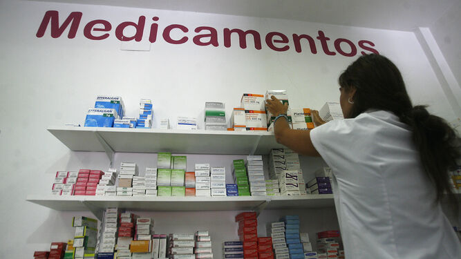 Varios medicamentos dispuestos en una farmacia.