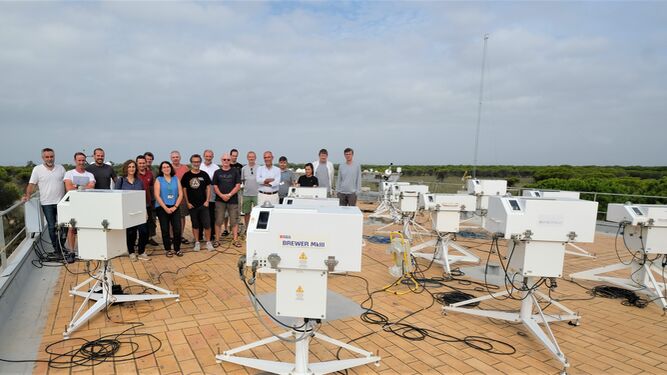 Grupo de científicos en la terraza del Observatorio Atmosférico de El Arenosillo