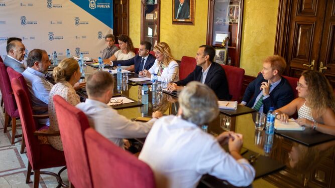 Reunión entre el Ayuntamiento de Huelva y la FOE.