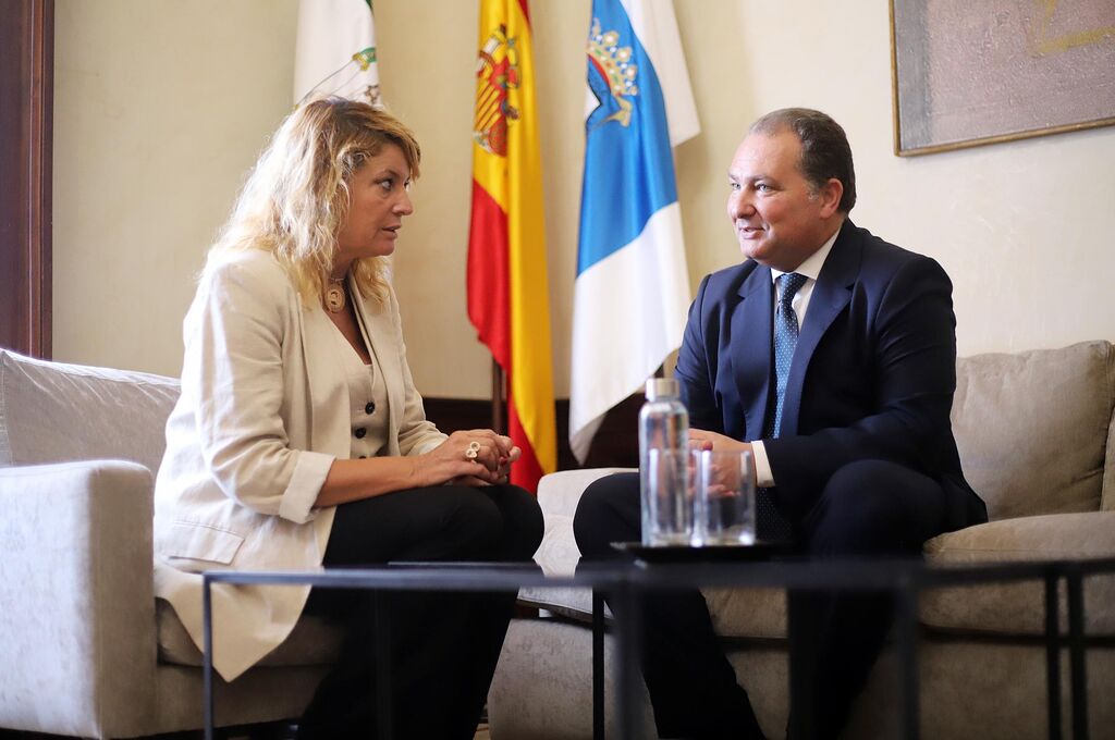 Im&aacute;genes del encuentro de Pilar Miranda con David Toscano en el Ayuntamiento de Huelva