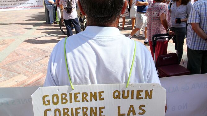 Un pensionista se manifiesta ante el Ayuntamiento de Huelva.