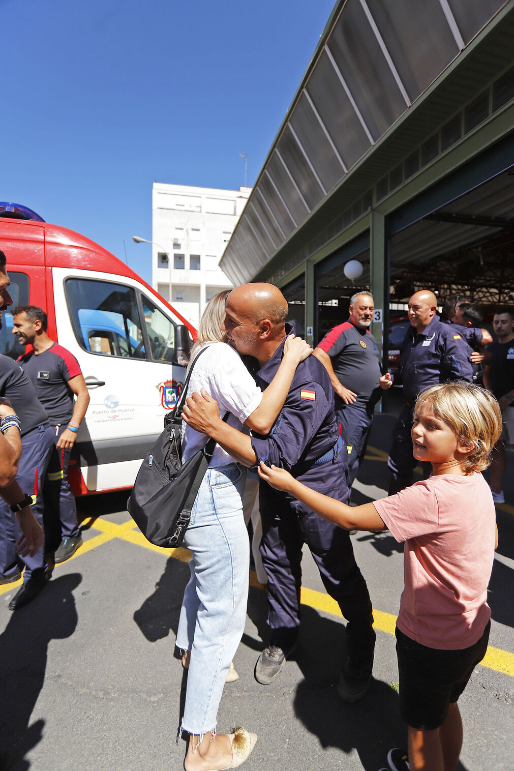 Im&aacute;genes del regreso de los bomberos de Huelva tras finalizar las labores de b&uacute;squeda en Marruecos