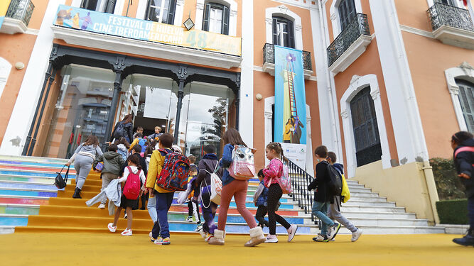 Estudiantes de Huelva acuden al Gran Teatro en el marco del Festival de Cine.