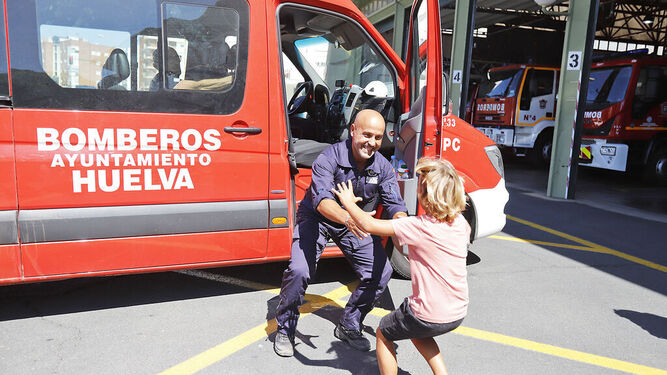 Huelva recibe con un cálido abrazo a los bomberos de Huelva trasladados a Marruecos por el terremoto