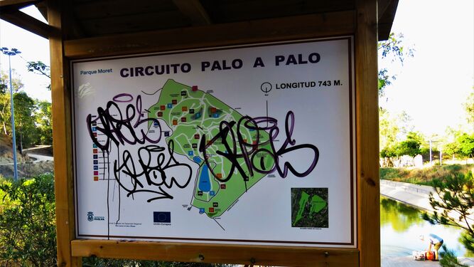 Pintadas en un punto informativo del Parque Moret.