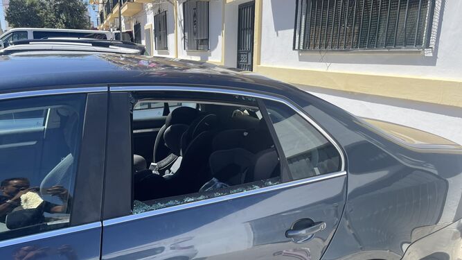 El rescate de la Policía de Cartaya a un niño que habían dejado encerrado dentro de un coche
