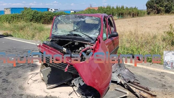 Un terrible accidente de tráfico en Villarrasa deja dos personas heridas