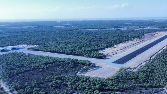 Vista aérea del estado de las obras del CEUS tomadas desde el exterior del recinto en la que se aprecia la pista principal totalmente asfaltada y los dos hangares principales.