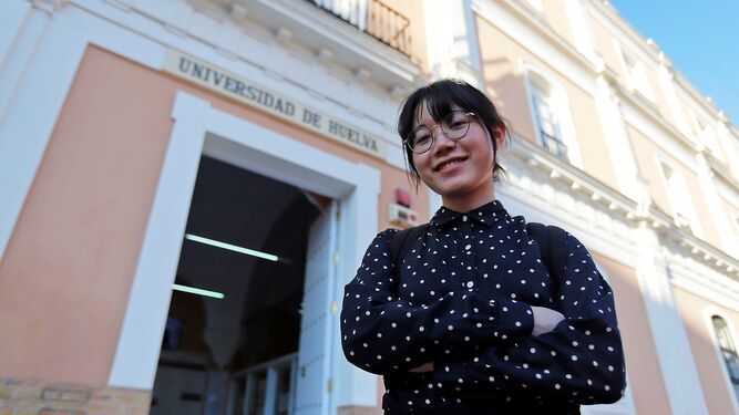Akari Yumoto posa junto a la puerta de la Facultad de La Merced donde estudia.