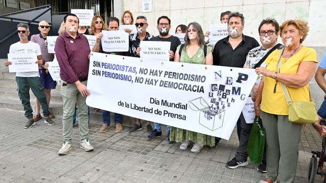 Concentración de periodistas a las puertas de la Audiencia Provincial de Huelva.