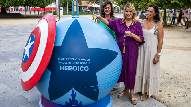 La alcaldesa de Huelva recicla vidrio en los nuevos contenedores.