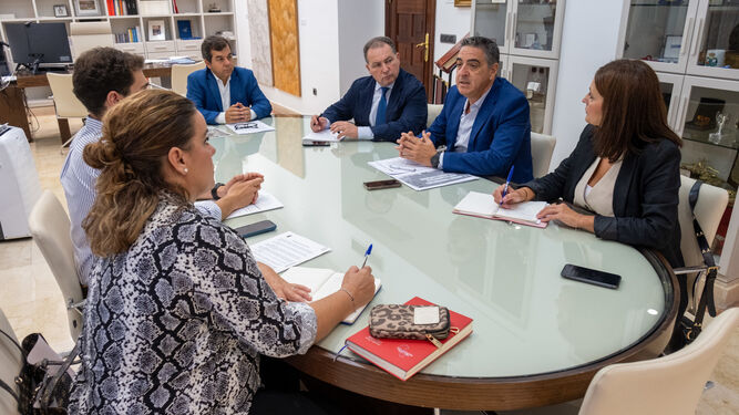 Reunión de representantes de la Diputación de Huelva y la Junta de Andalucía.