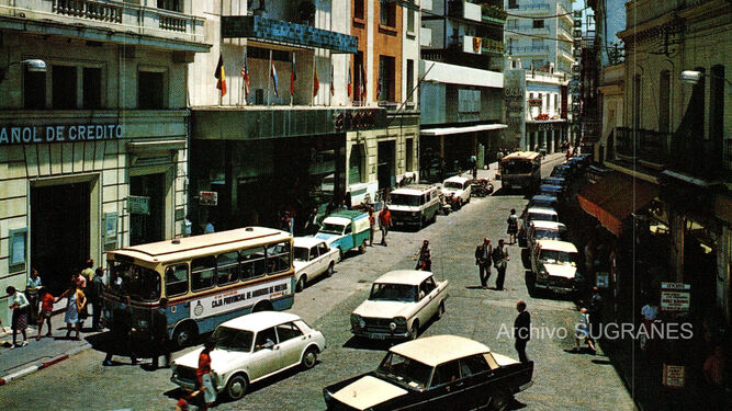La Placeta en los años setenta del siglopasado, un caos de coches y peatones.
