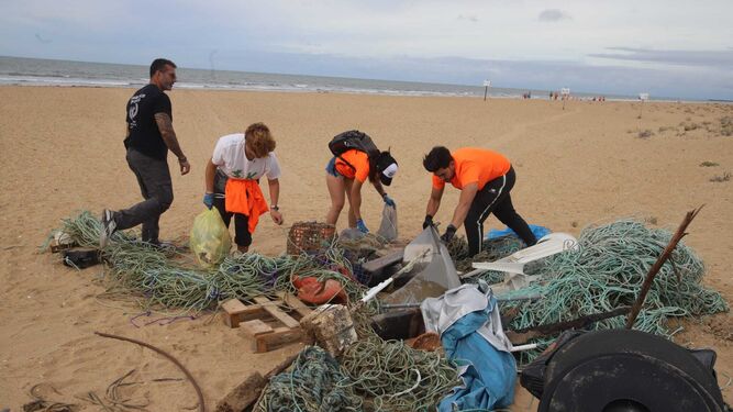 Recogida de residuos en la playa del Espigón de Huelva.