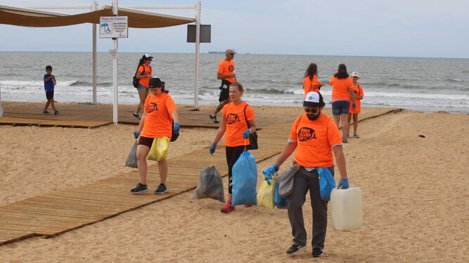 La playa queda despejada de residuos gracias a la labor de los voluntarios.