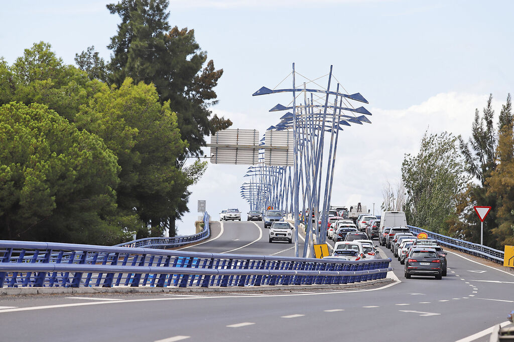 Retenciones y atascos ocasionados por el inicio de las obras del puente del Odiel