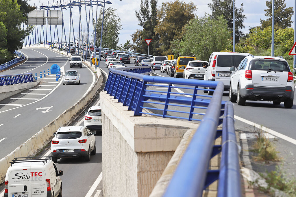 Retenciones y atascos ocasionados por el inicio de las obras del puente del Odiel