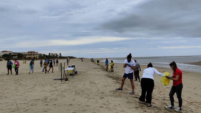 Recogida de basura de la playa de San Bruno de Ayamonte.