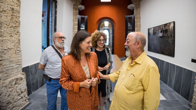 Patricia Cavada, con el presidente de los belenistas, Manuel Mendoza.