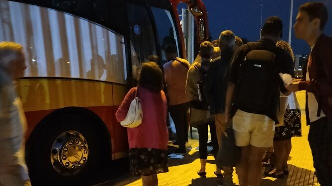 Los pasajeros del tren de Huelva a Sevilla siendo trasladados en autobús.