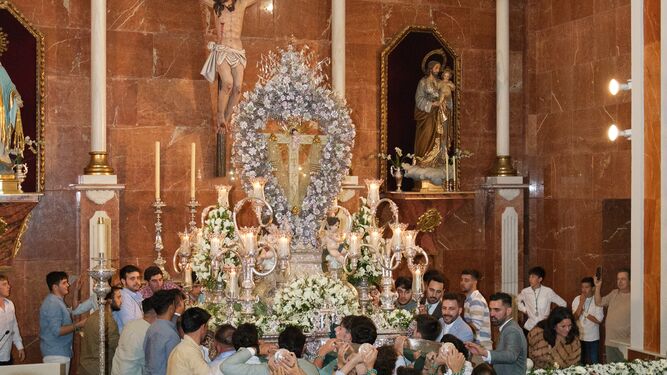 : Subida de la Cruz al altar mayor de la Iglesia de Rociana el 30 de abril