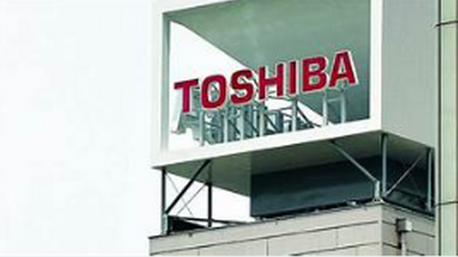 Logo de Toshiba en un edificio.
