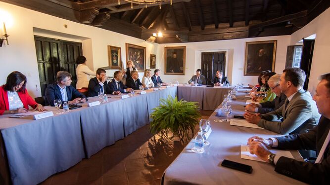 José Antonio Nieto con representantes de las diputaciones andaluzas en La Rábida