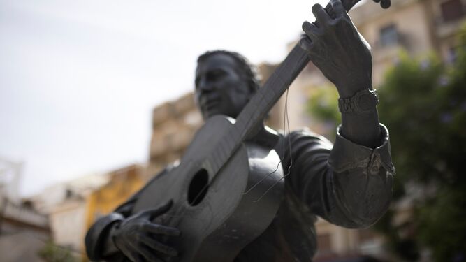 Escultura de Joseli Carrión tras la rotura de las cuerdas de la guitarra.