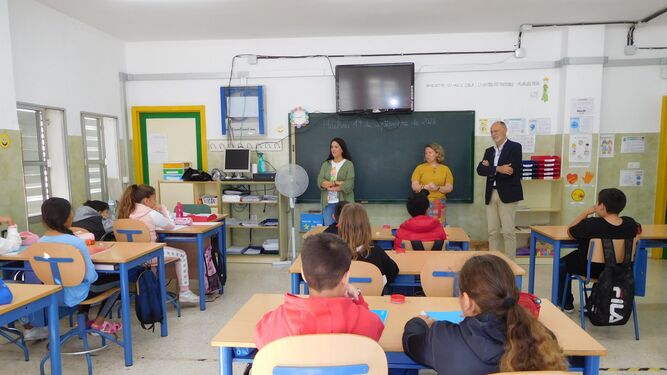 José Luis Menéndez visita uno de los centros educativos beneficiarios de las agendas de Aiqbe.