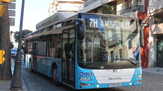 Un autobús urbano circula por Huelva.