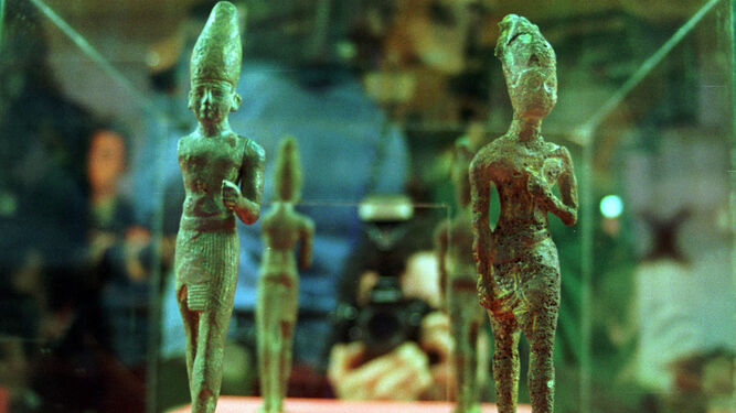 Las figuras de Reshef y Anat encontradas cerca de Mazagón por un pescador de Punta Umbría.